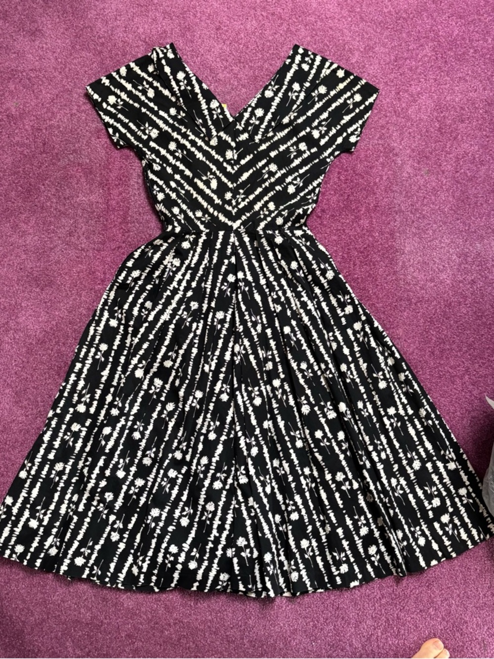 Black & white floral 60s handmade dress with a V-neckline and sweet Peter Pan - Picture 7 of 9